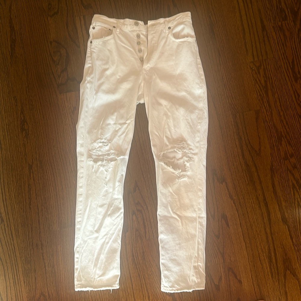 Great condition white Agolde Aritzia jeans. High rise with rips at knee. Size 25